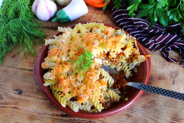 Macaroni and minced meat casserole with cheese