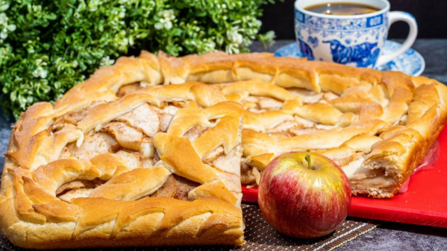 Lean apple pie with yeast