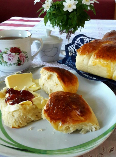 Simple milk rolls with dry yeast