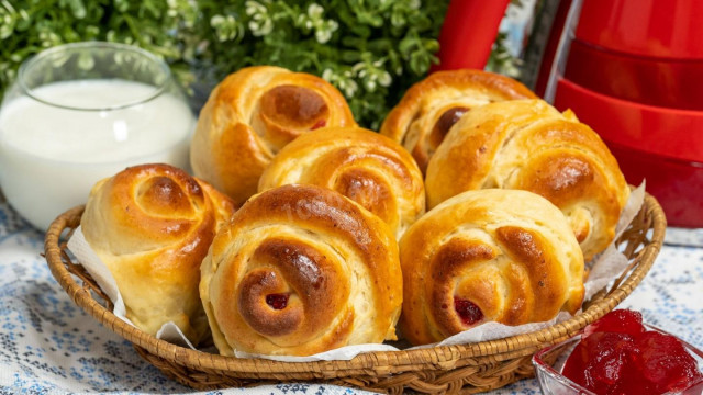 Cottage cheese buns with jam on yeast dough