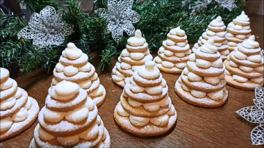 Honey-curd Christmas trees