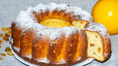 Cottage cheese cake with raisins and coconut chips on sour cream