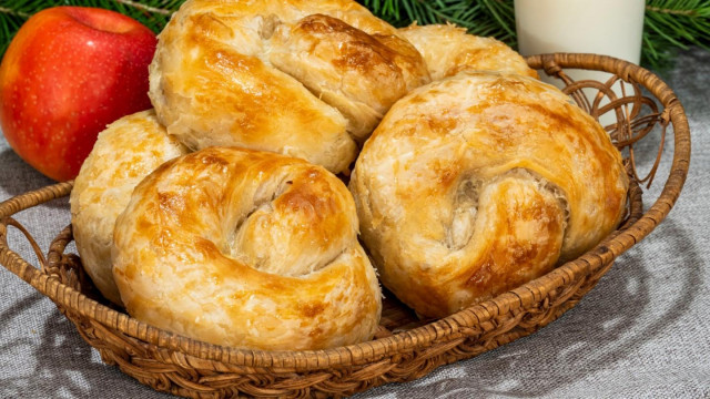 Puff pastry buns with cottage cheese and with an apple