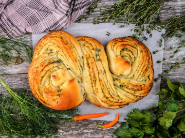 Pigtail bread with garlic and herbs