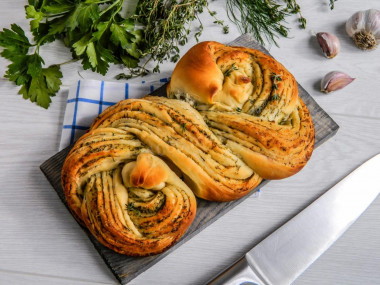 Pigtail bread with garlic and herbs