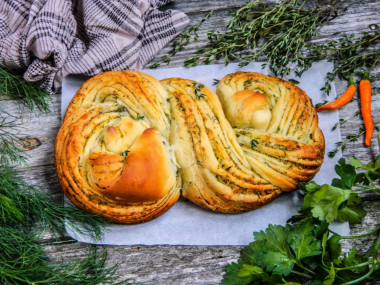 Pigtail bread with garlic and herbs