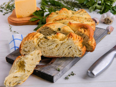 Pigtail bread with garlic and herbs