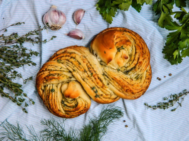 Pigtail bread with garlic and herbs