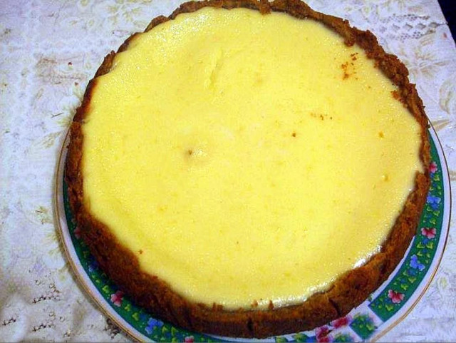 Cheesecake with walnuts from cookies and cottage cheese