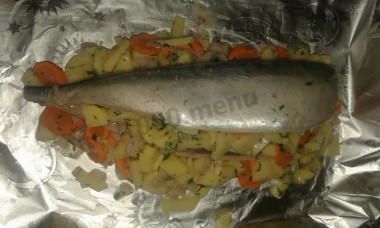 Mackerel with potatoes, onions, carrots and spices in foil