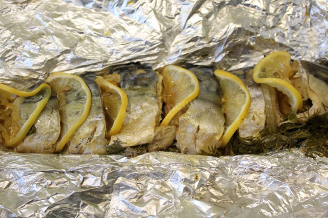 Foil-wrapped mackerel baked with lemon and onion