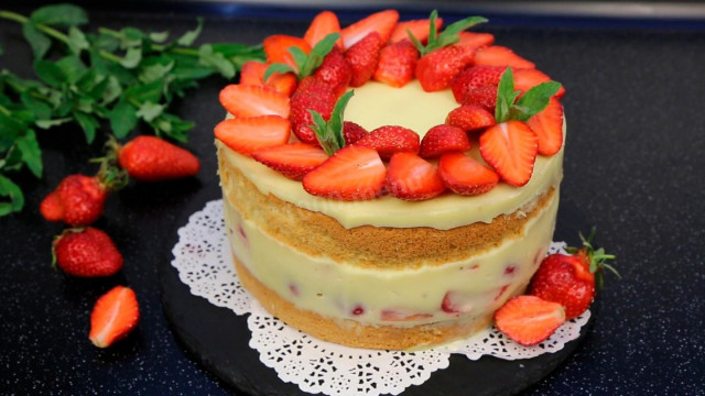 Sponge cake with white chocolate and strawberry cream