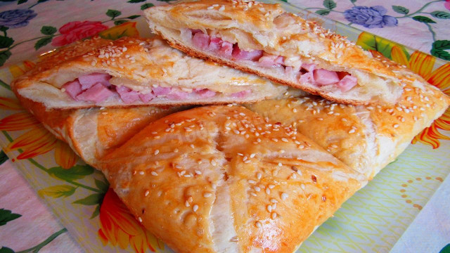 Envelopes of yeast puff pastry with a simple filling