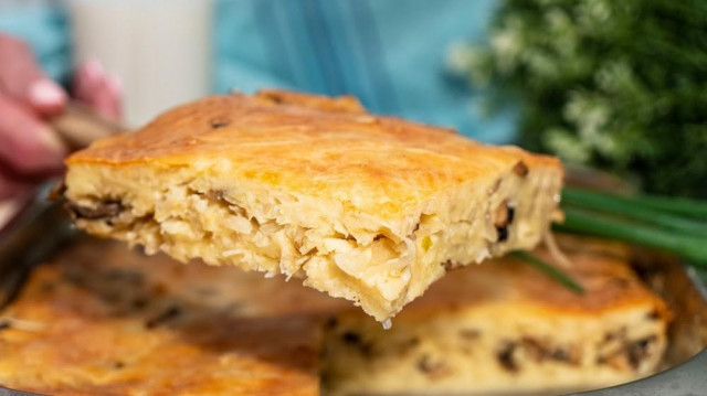 Aspic pie with cabbage and mushrooms on sour cream