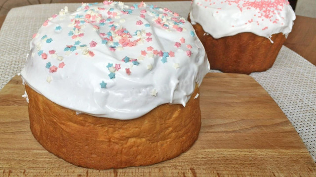 Soft Easter cake with vanilla cream