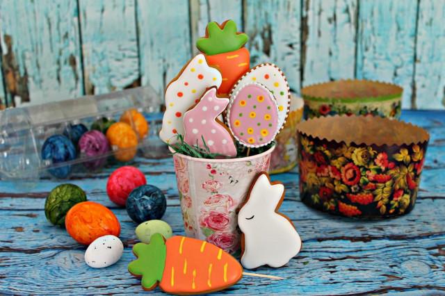 Easter gingerbread painting with colored glaze