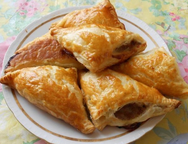 Puff pastry in the shape of triangles with meat