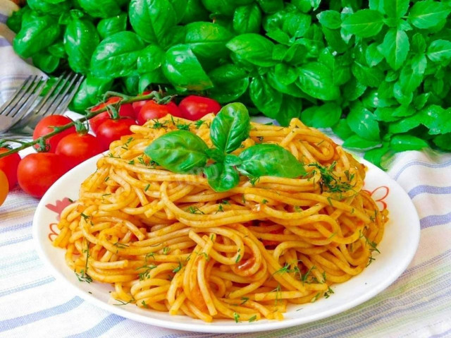 Spaghetti with tomato paste