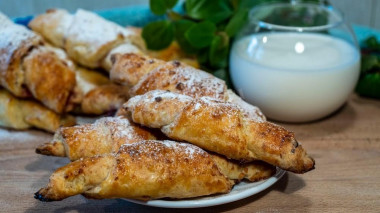 Cottage cheese bagels with jam, sugar and vanilla