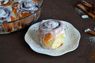 Cinnamon rolls with icing sugar without cheese