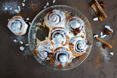 Cinnamon rolls with icing sugar without cheese