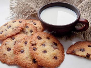 Crumbly cookies with chocolate chips