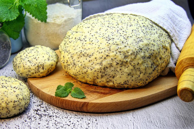Yeast dough with poppy seeds