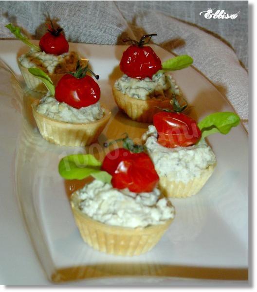 Snack tartlets with cottage cheese and hard cheese and cherry