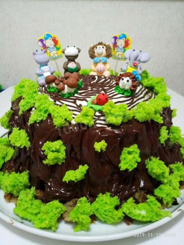 Rotten stump cake with moss and mastic figures