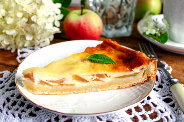 Apple shortbread pie with sour cream filling