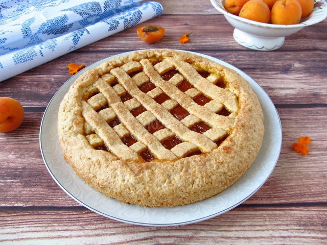 Crostata with apricot filling