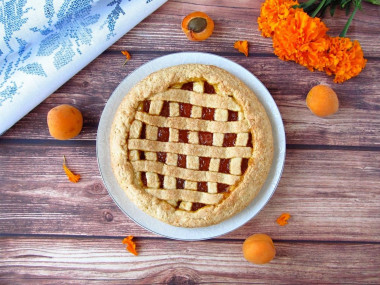 Crostata with apricot filling