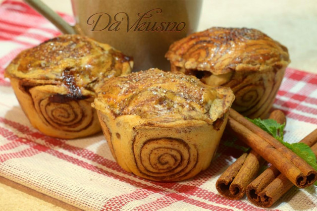 Muffins with apples and cinnamon puff pastry