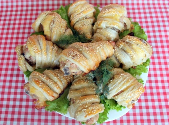 Chicken legs in puff pastry without yeast