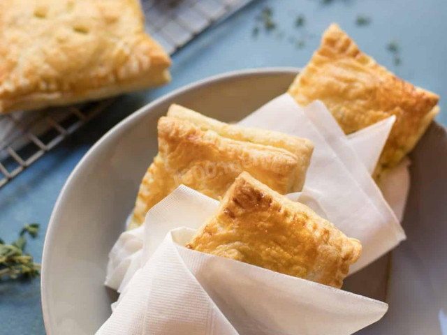 Puff pastry envelopes with hard cheese