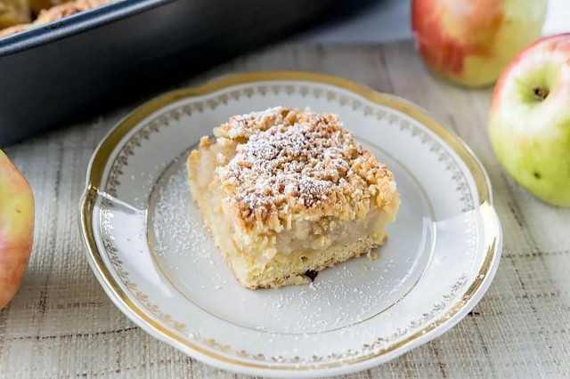 Pie three glasses with cottage cheese and apples