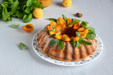 Chiffon cupcake with apricots