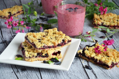 Honeysuckle and streusel pie