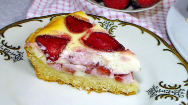 Tender cottage cheese pie with strawberries