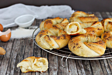 Rolls with cheese and poppy seeds