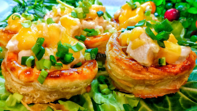 Lazy puff pastry baskets with chicken fillet