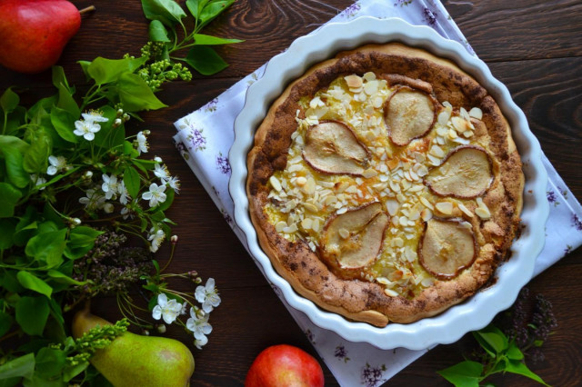 Pear pie with cream and almonds