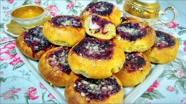 Cheesecakes with cottage cheese and jam