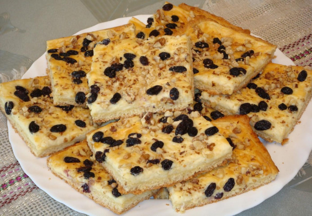 Cottage cheese pie with raisins and nuts