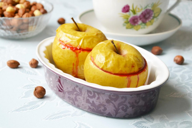 Apples baked with raspberries and nuts