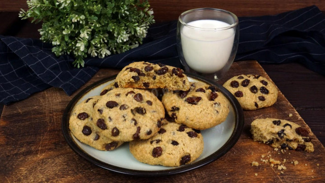 Oatmeal cookies with raisins and chocolate