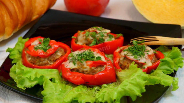 Minced meat baked in circles of bell pepper
