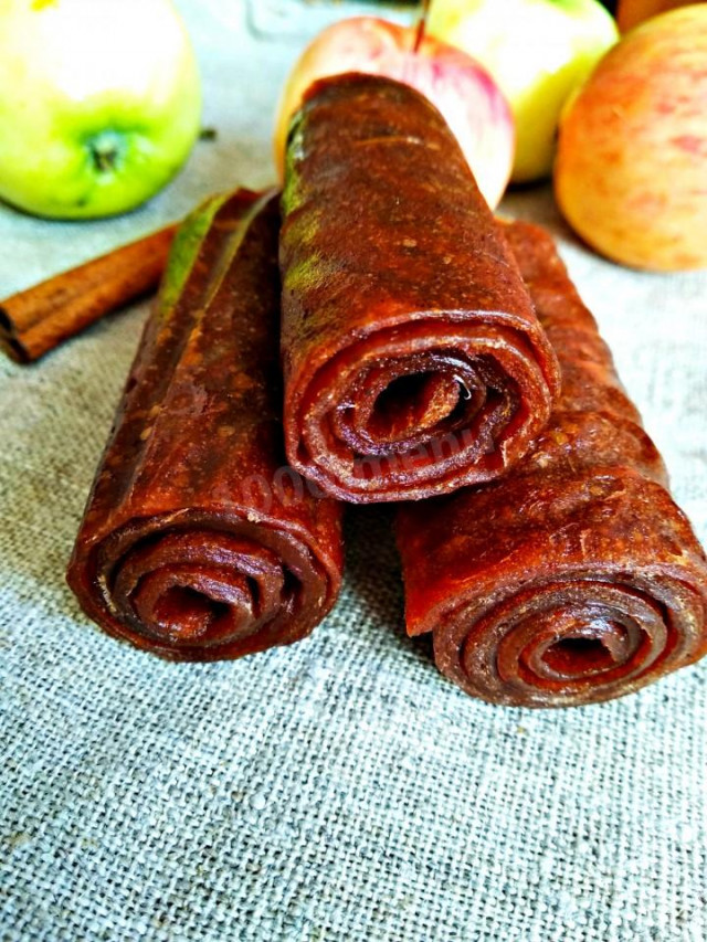 Apple pastille with honey and cinnamon