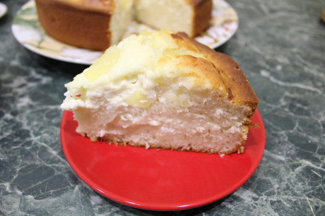 Pie stuffed with cottage cheese and pineapples