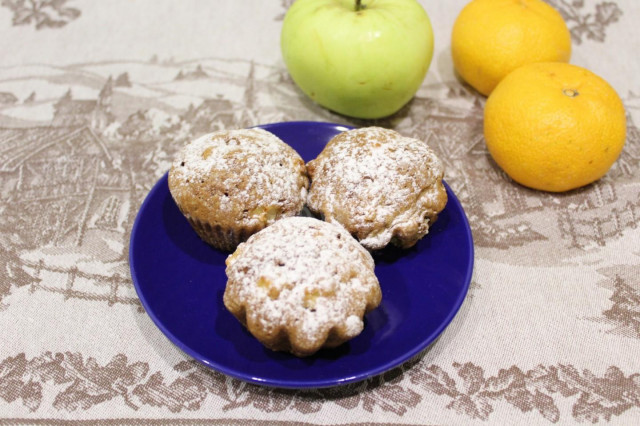 Cupcakes with apples and cinnamon